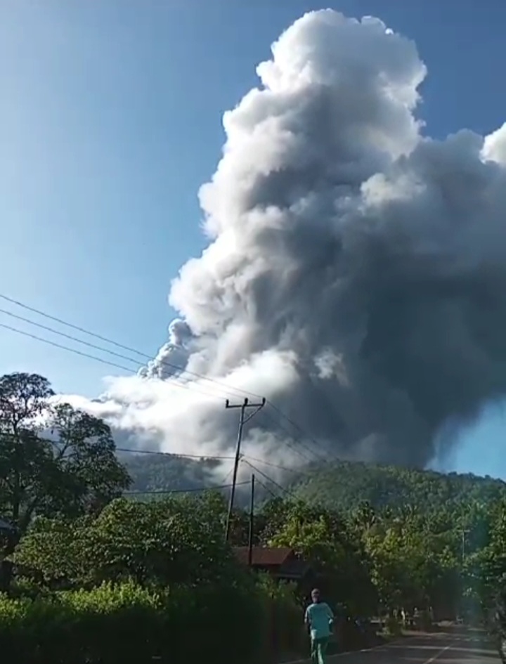 Gunungapi Lewotobi Laki-Laki Erupsi
