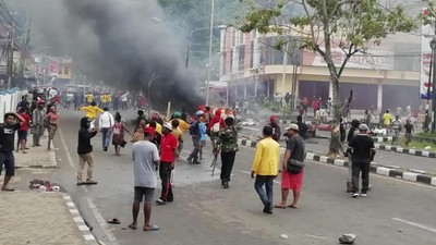 Rusuh Papua,Pj Gubernur Luka, 7 TNI Polri Cidera,25 Ruko Dibakar