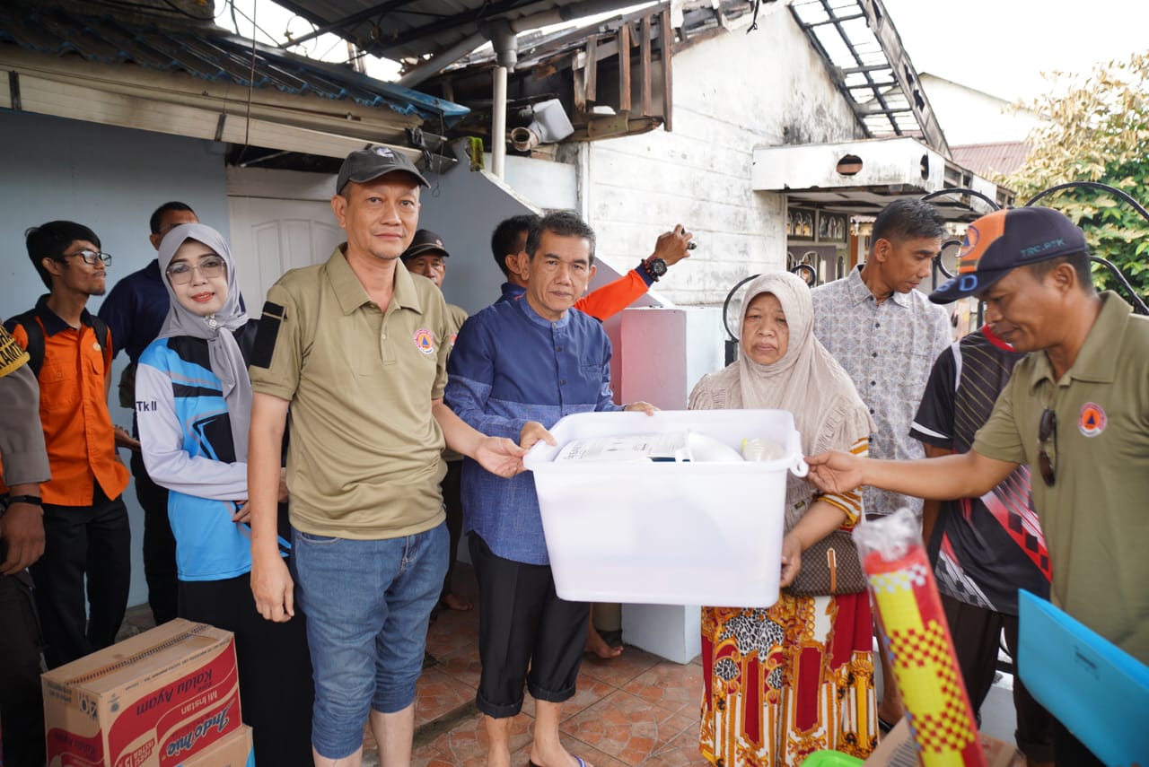 Ani Sofian Serahkan Bantuan Korban Kebakaran di Kampung Arab