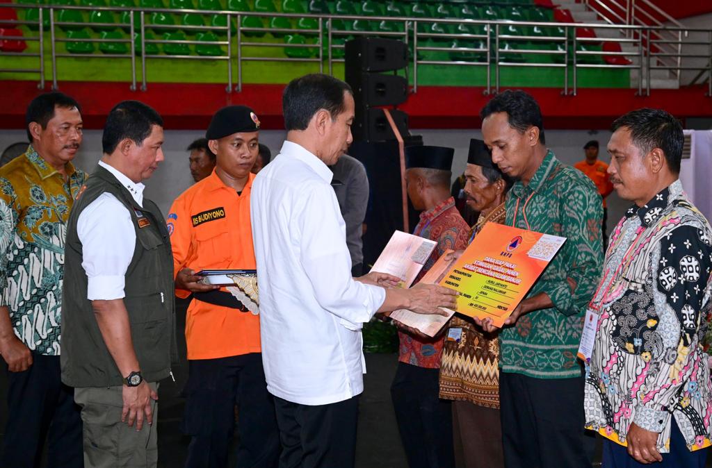 Presiden Serahkan Bantuan Stimulan Bagi Petani Gagal Panen Terdampak Banjir