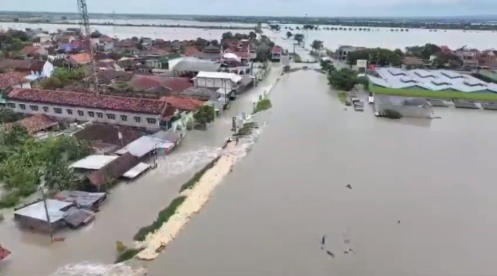Enam Tanggul Jebol, 11 Kecamatan Terendam Banjir