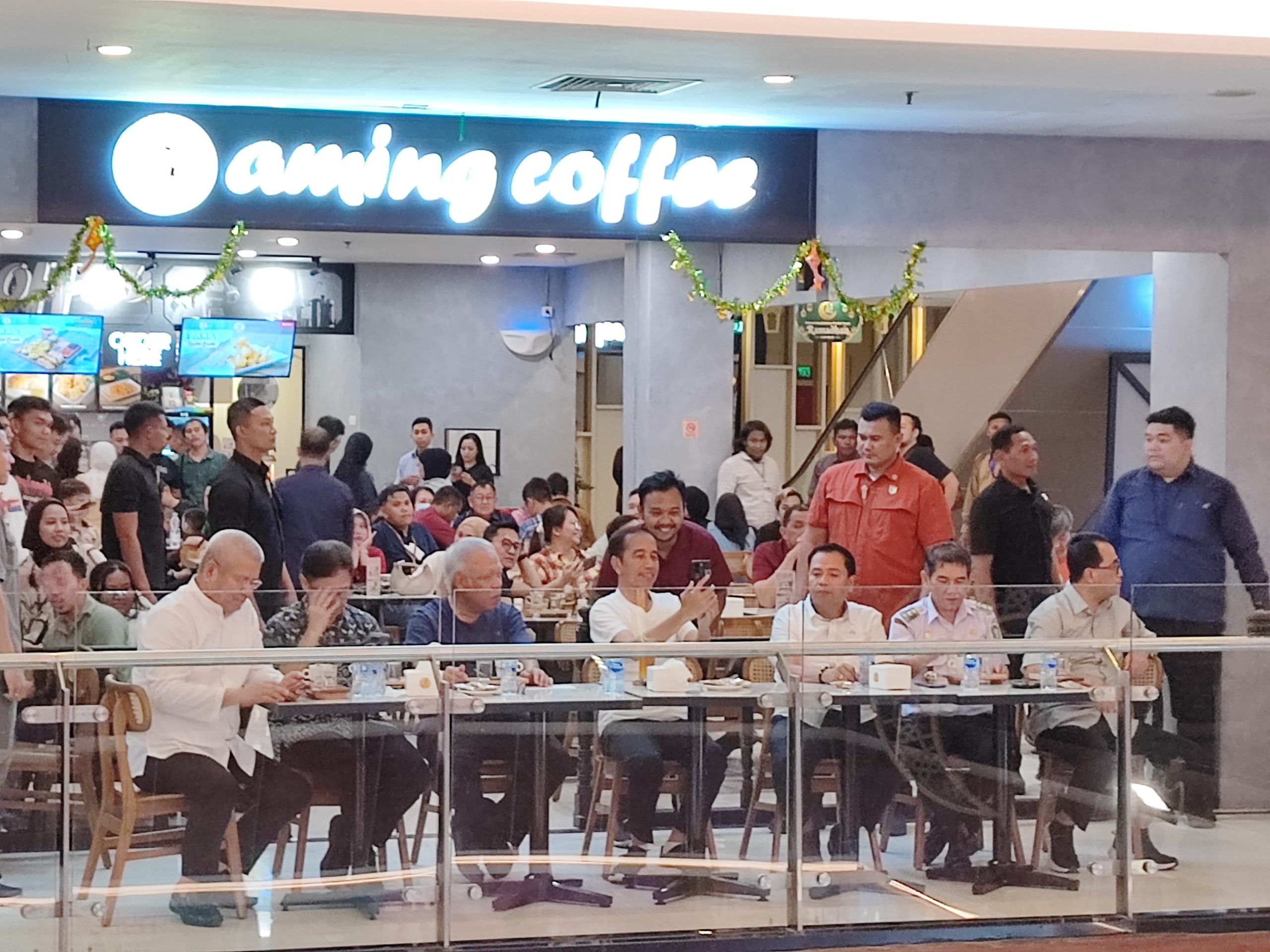 Pengunjung Heboh Jokowi Ngopi di Aming Coffee Megamal