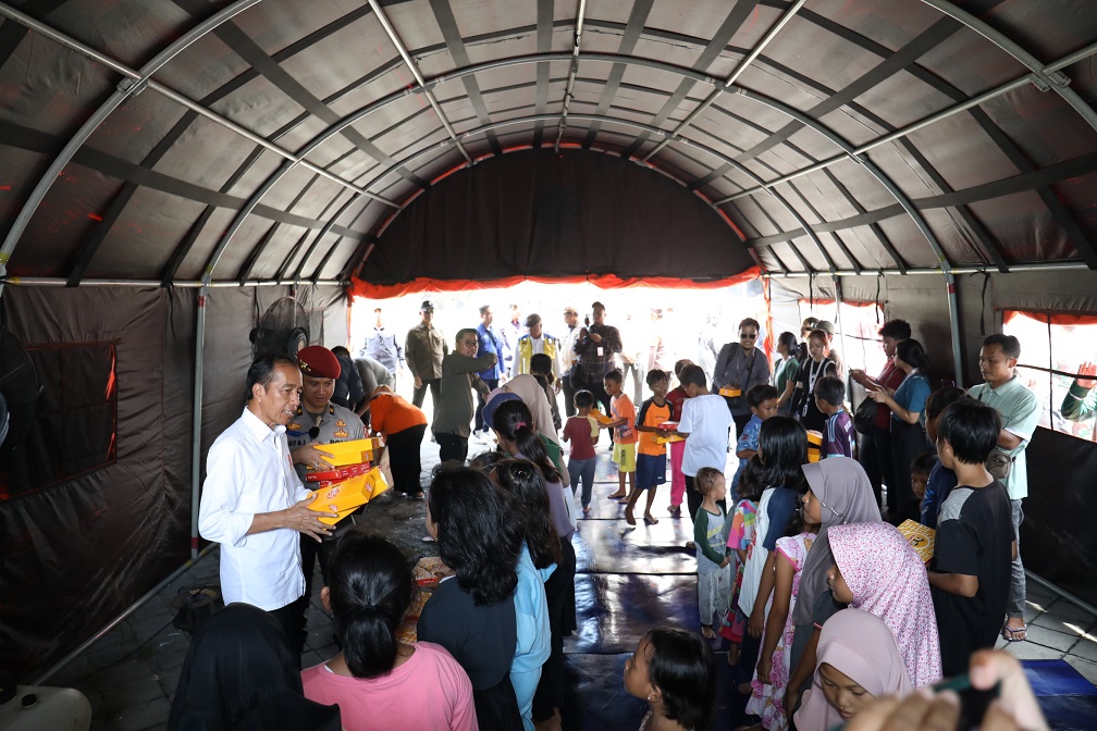 Presiden Bersama Kepala BNPB Tinjau Banjir Demak, Sampaikan Tiga Upaya Penanganan