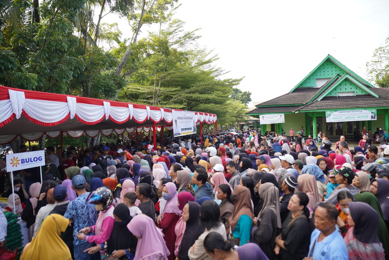 Warga Membludak Serbu Pasar Murah Pontianak Barat