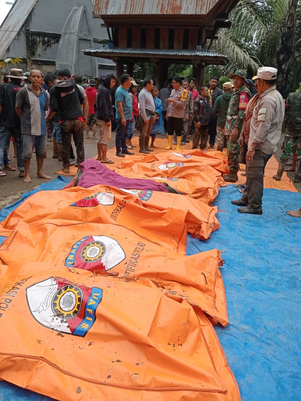 Tertimbun Tanah Longsor, 14 Jiwa Melayang