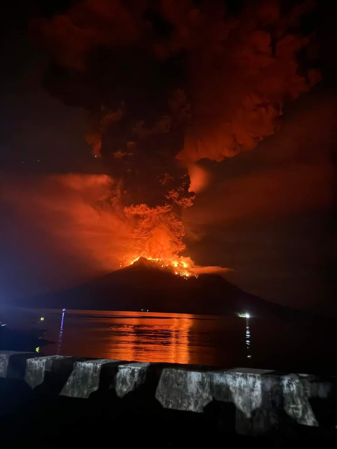 Gunung Ruang Meletus, 828 Warga Dievakuasi