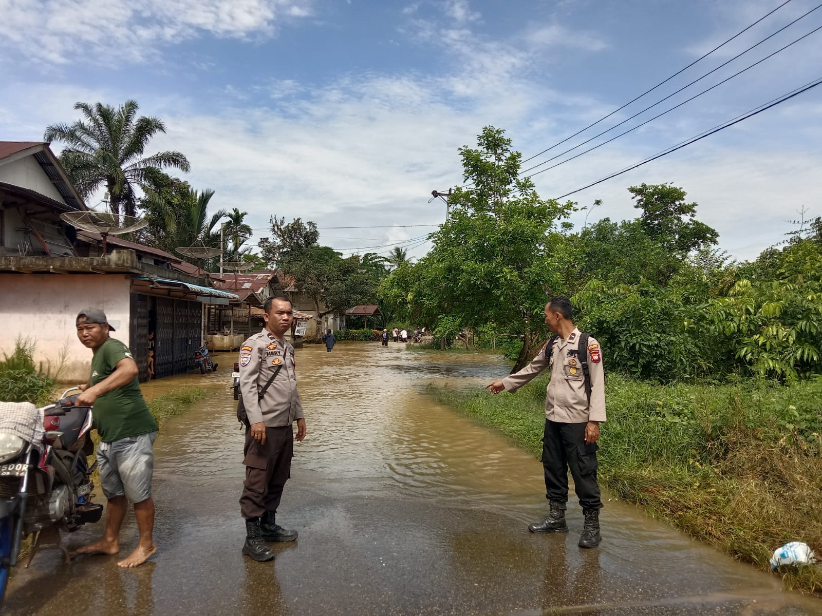 Curah Hujan Meningkat,Ketinggian Banjir di Menyuke Terus Dipantau Bhabinkamtibmas