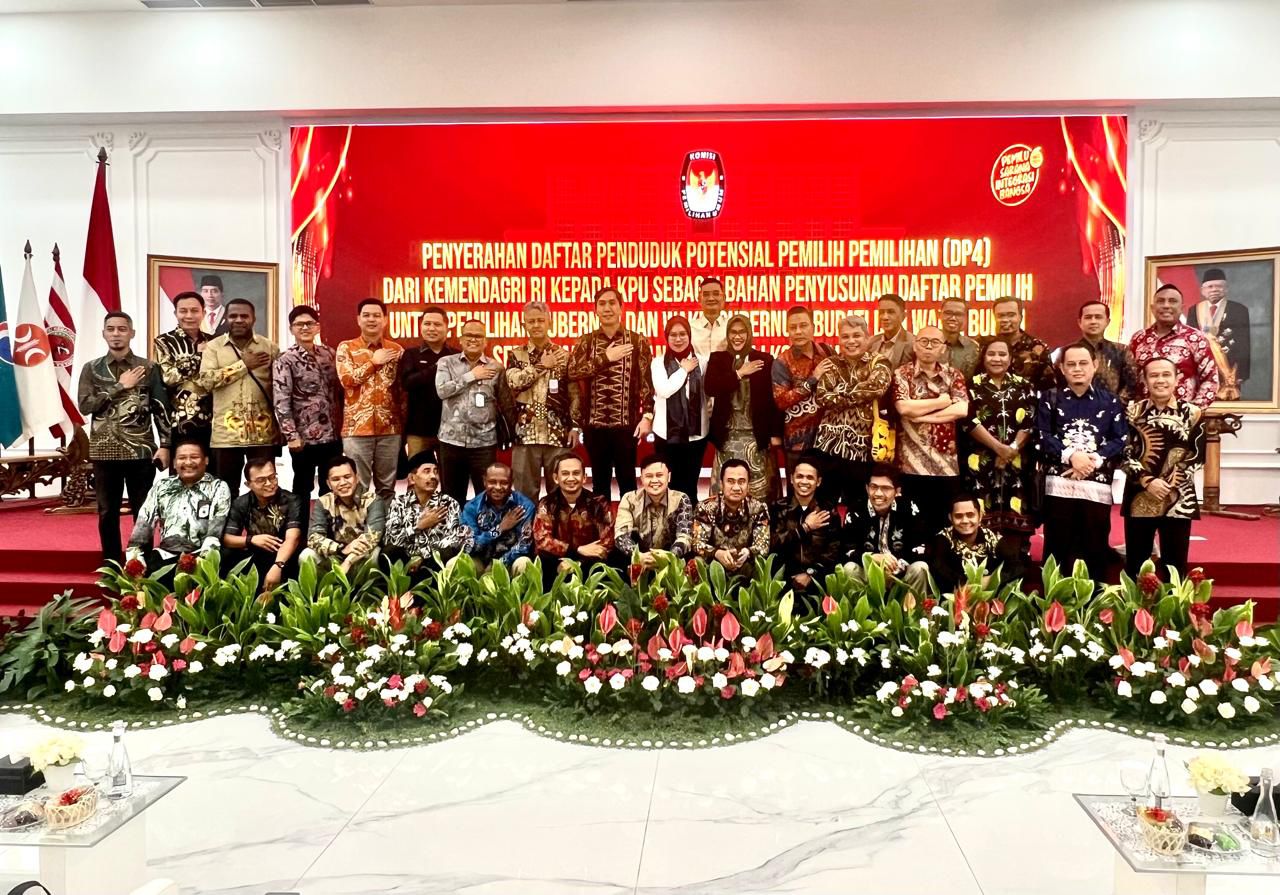 Mendagri Serahkan Daftar Penduduk Potensial Pemilih Pemilihan (DP4) ke KPU