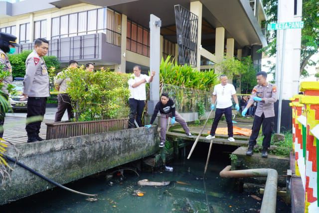 Heboh. Warga Temukan Mayat Mengambang di Parit Jalan Ketapang
