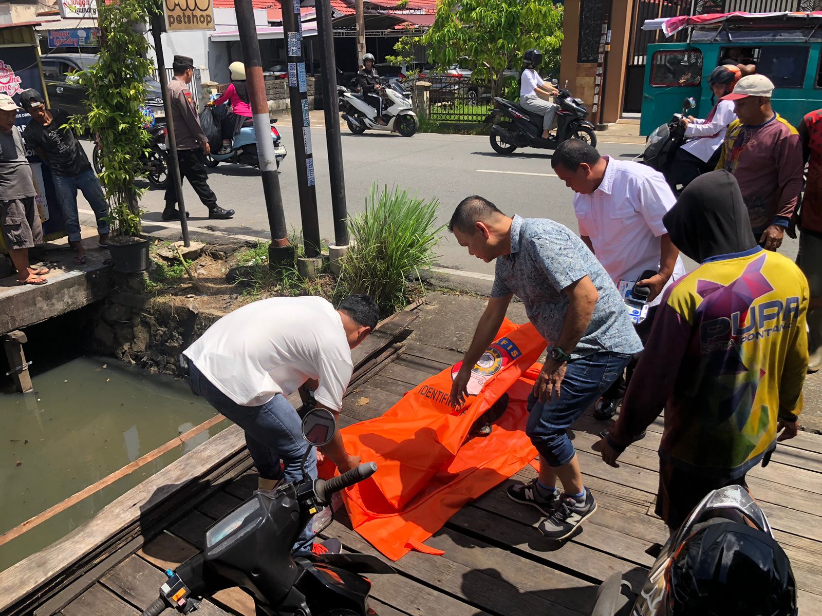Geger !. Petugas Normalisasi Selokan Temukan Potongan Tubuh Manusia di Dansen