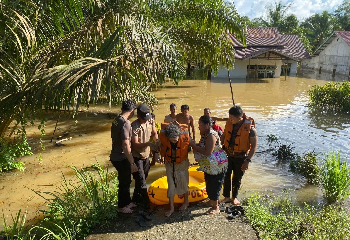 Didera Banjir dan Longsor, Bupati Landak Tetapkan Status Tanggap Darurat