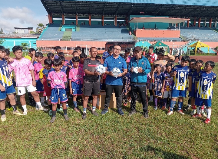 Asprov PSSI Kalbar Serahkan Bantuan Bola Standar FIFA untuk SSB Kapuas Khatulistiwa