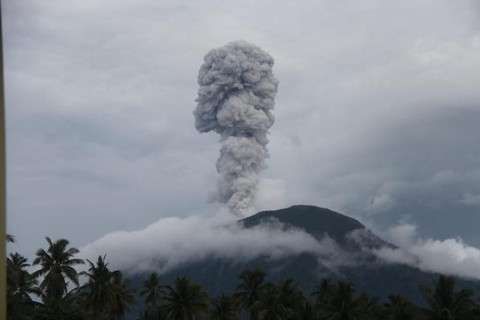 Gunung Ibu di Halmahera Barat kembali Erupsi, Muntahkan Awan Abu Vulkanik Setinggi 7 Kilometer