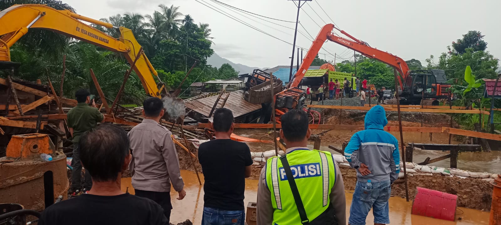 Parah Ini ! Jembatan Darurat Bisa-bisanya Dilintasi Tronton, Ambruk lah