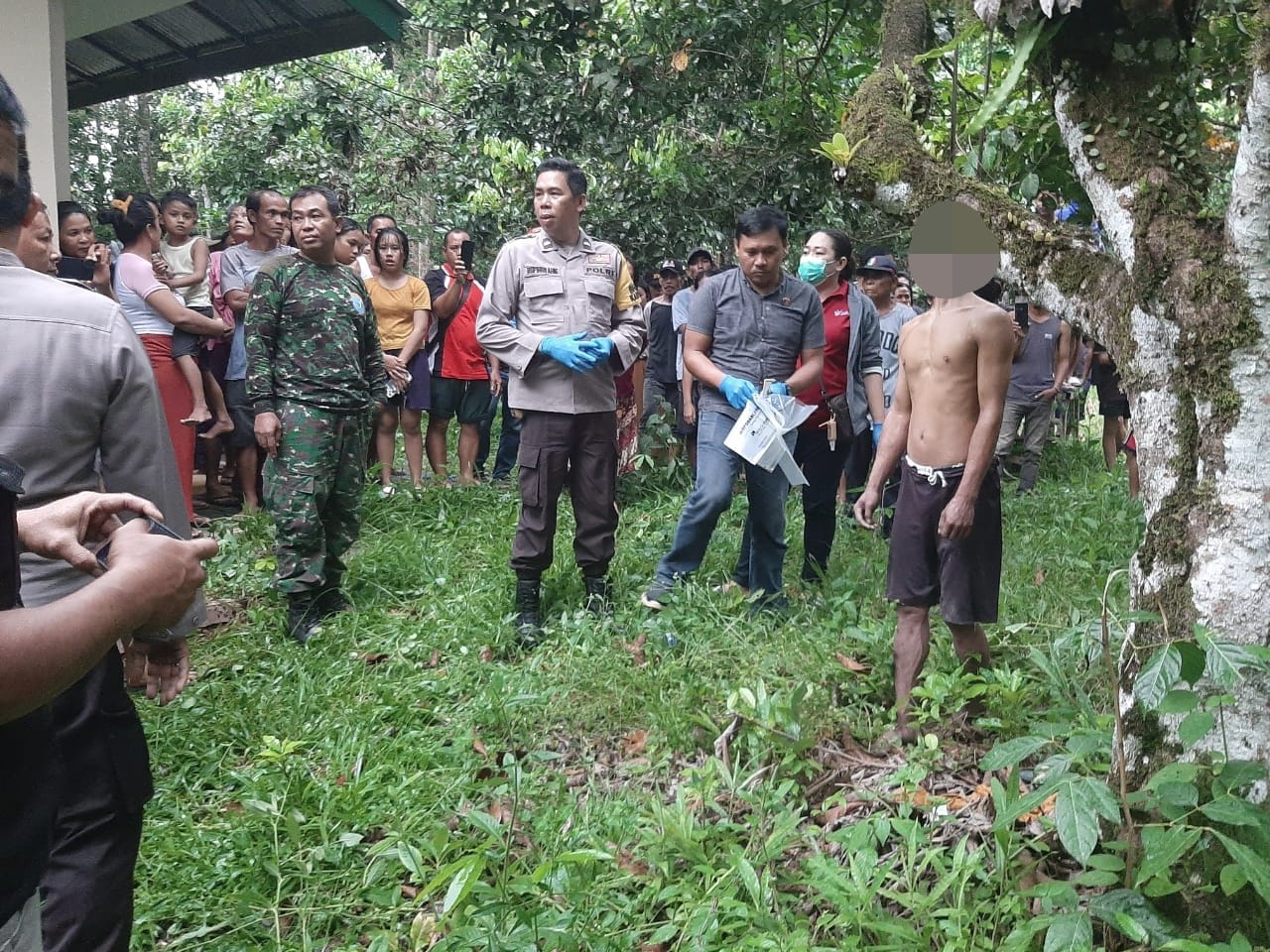 Warga Heboh,Temukan Pemuda Gantung Diri di Pohon Rambutan