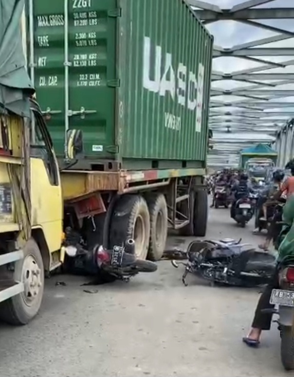 Gagal Nanjak,Truk Kontainer Melorot dan Libas 7 Sepeda Motor