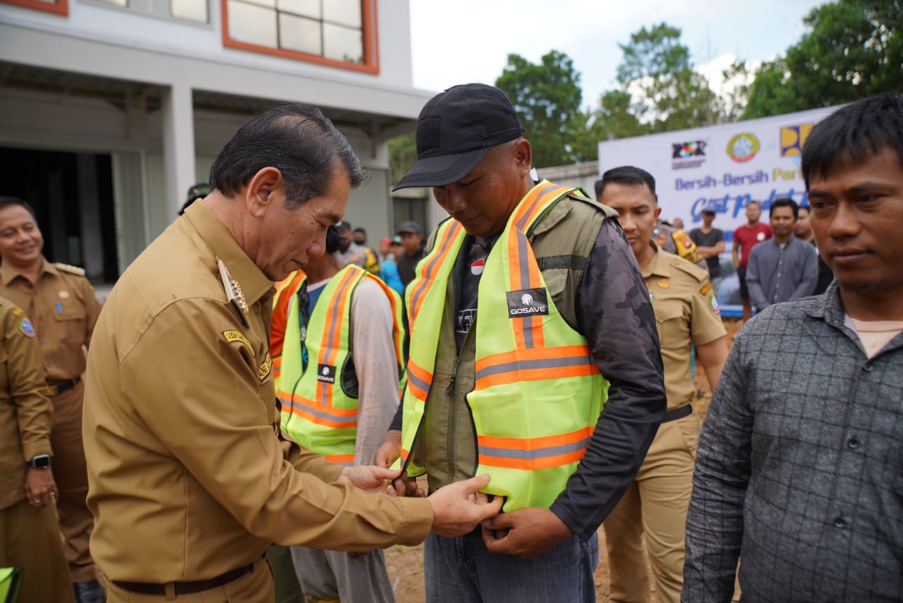 Pemkot Pontianak Luncurkan Program Padat Karya Bersihkan Saluran Air