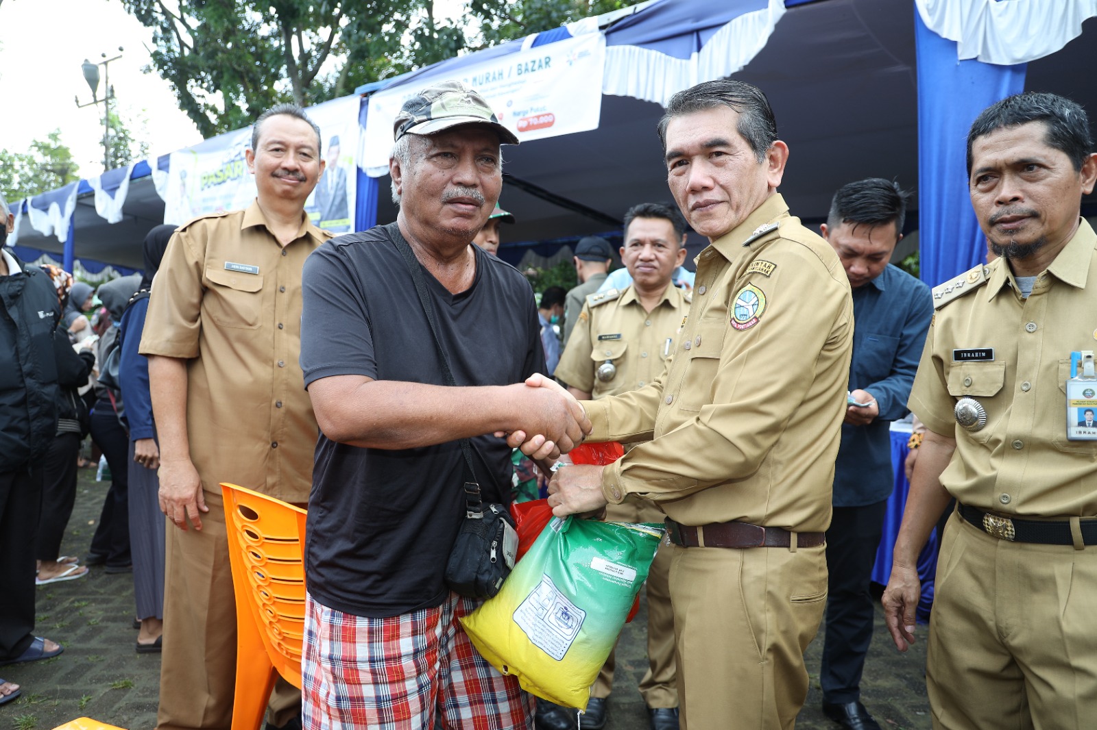 400 Paket Sembako Ludes dalam Satu Jam di Pasar Murah