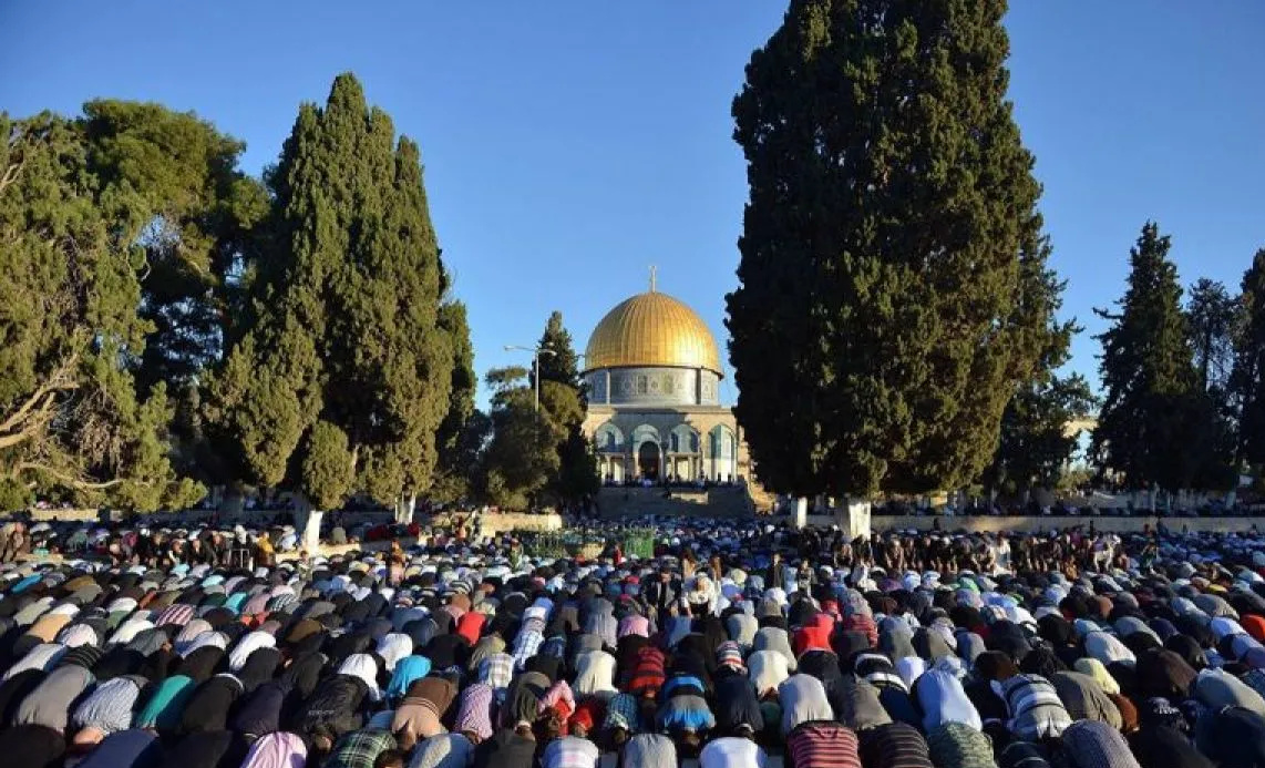 Miris.! Warga Gaza Gelar Salat Idul Adha di Tengah Reruntuhan
