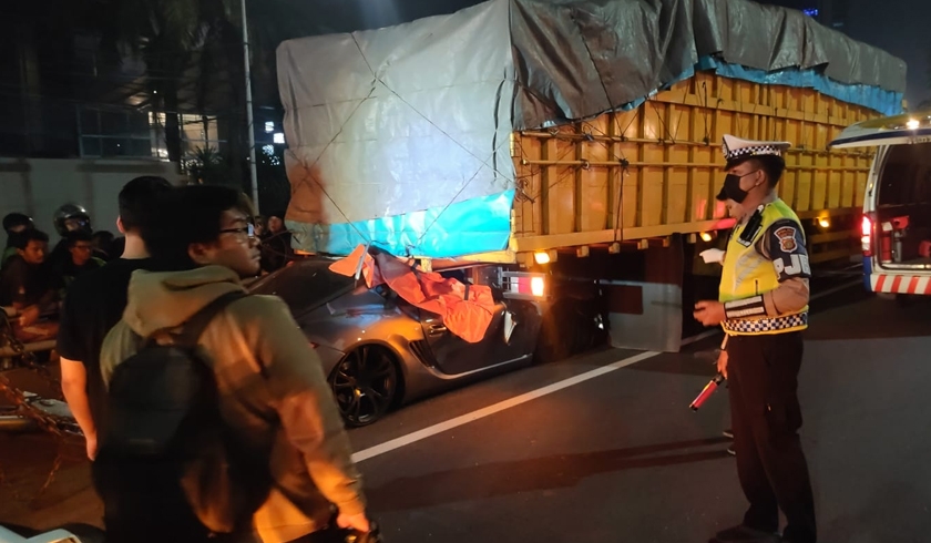 Sopir Mobil Sport Mewah Tewas usai Tabrak Truk Besi di Tol dalam Kota