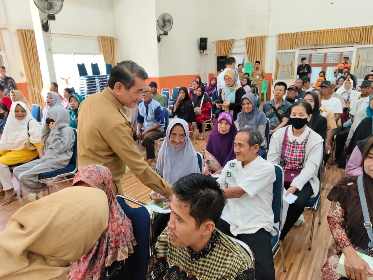 Ani Sofian Salurkan Paket Sembako untuk 409 Warga Disabilitas dan Lansia dari Kemensos RI