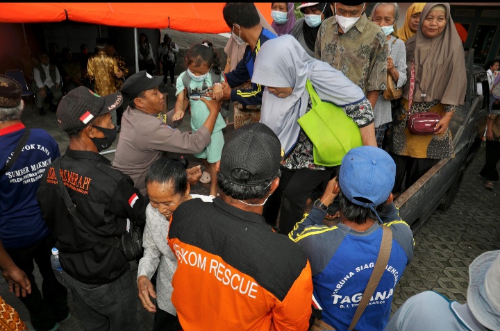 Melihat Kegigihan Lansia Ikuti Evakuasi Mandiri di Kaki Gunungapi Merapi