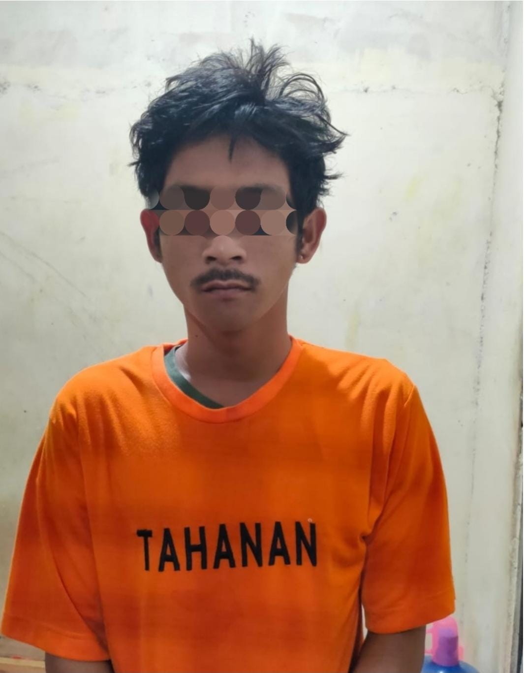 Aniaya Ibu Kandung, LK Dihadiahi Baju Oren dari Polsek