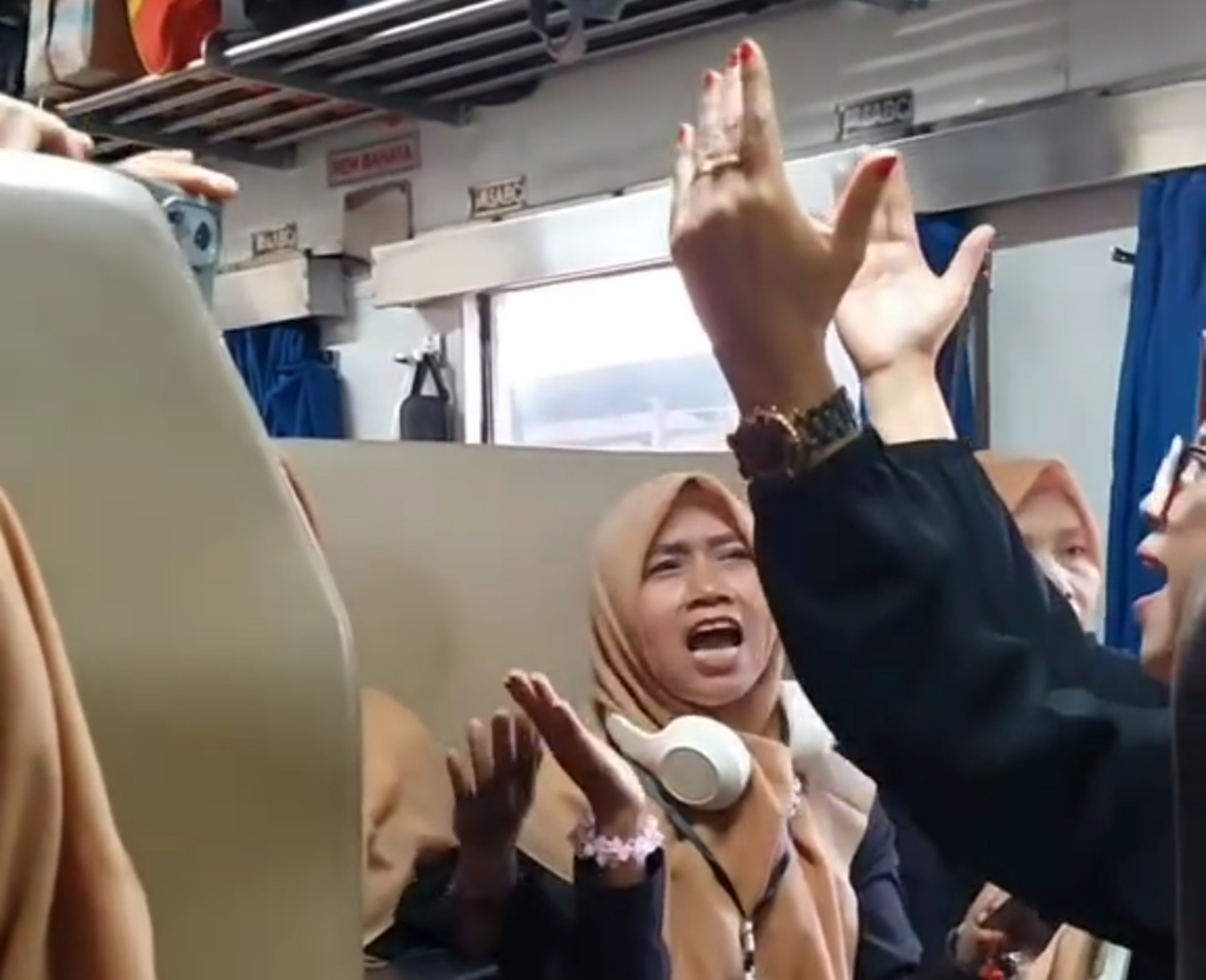 Viral! Emak-emak Berisik dengan Bernyanyi di Kereta Api, Penumpang Merasa Terganggu
