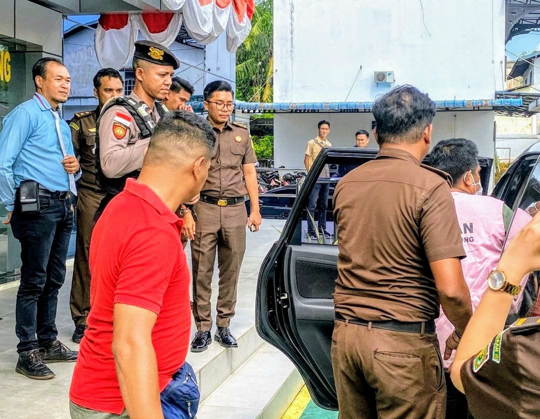 Kembali Cabjari Sanggau di Entikong Tahan Dua Tersangka Pendamping Lokal Desa  BUMDESMA