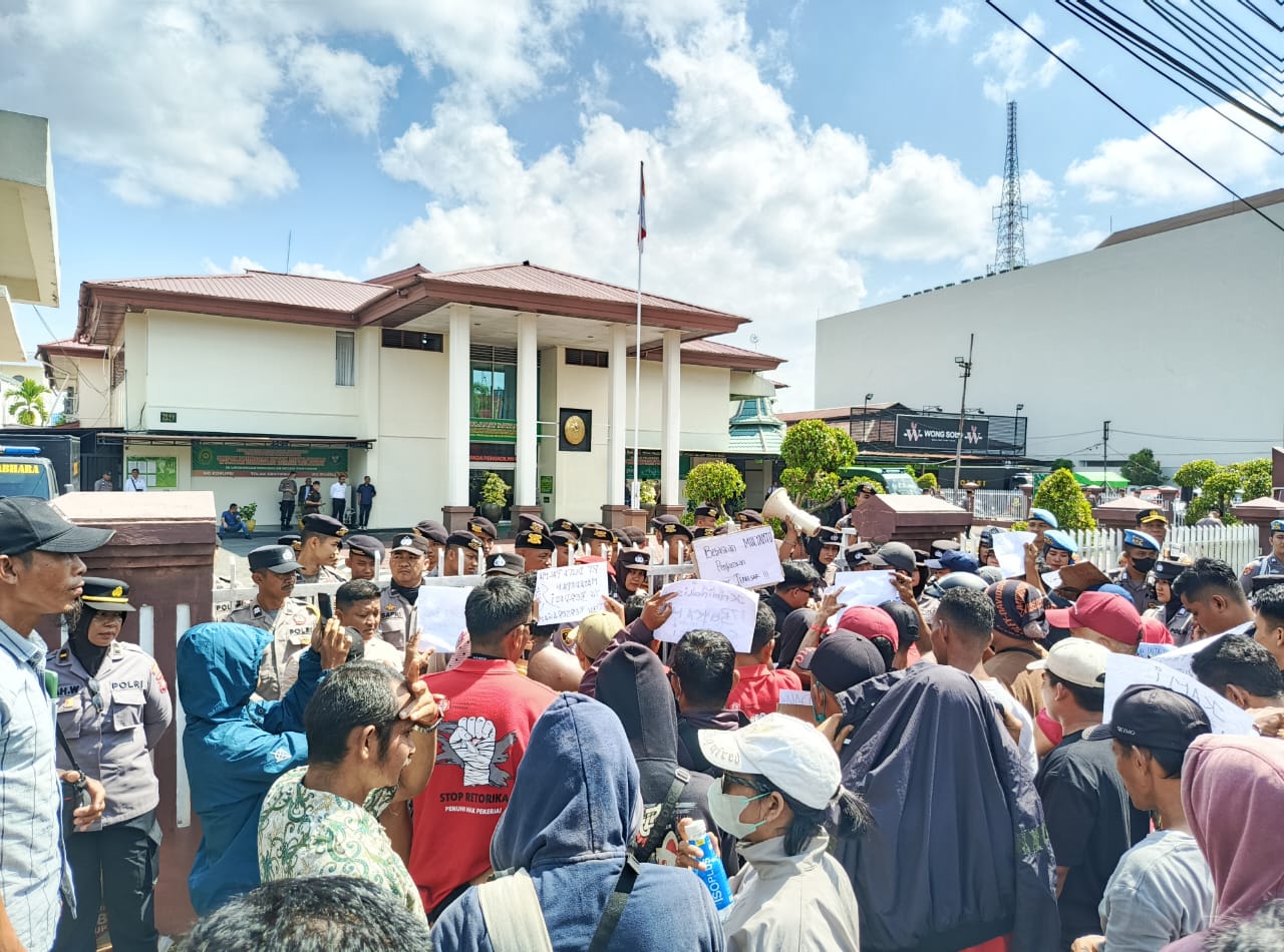 Persidangan Dibatasi, Ivan: Lebih Banyak Polisi Daripada Pengunjung Sidang