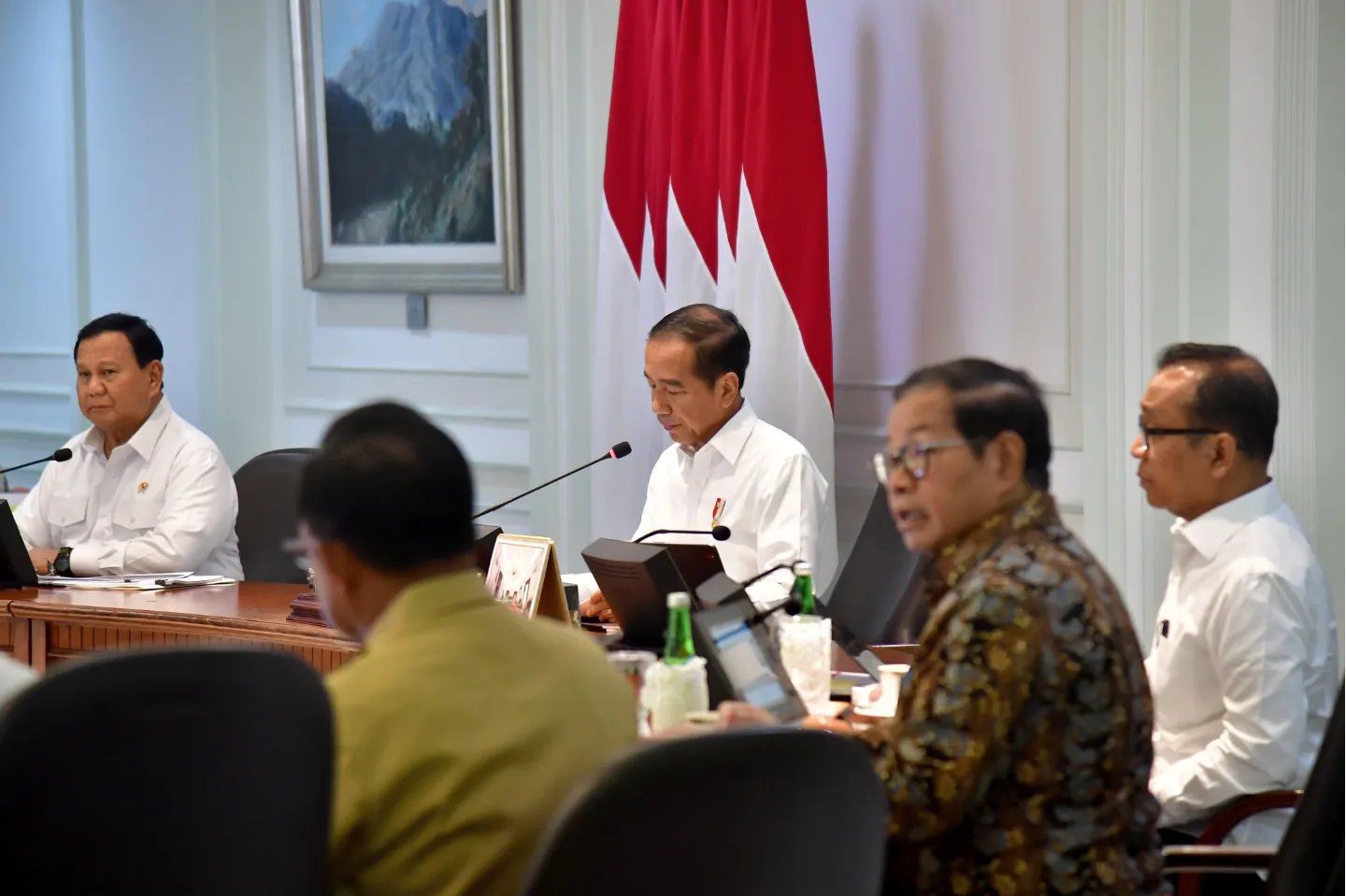 Presiden Jokowi Pimpin Rapat Terbatas Bahas RAPBN 2025