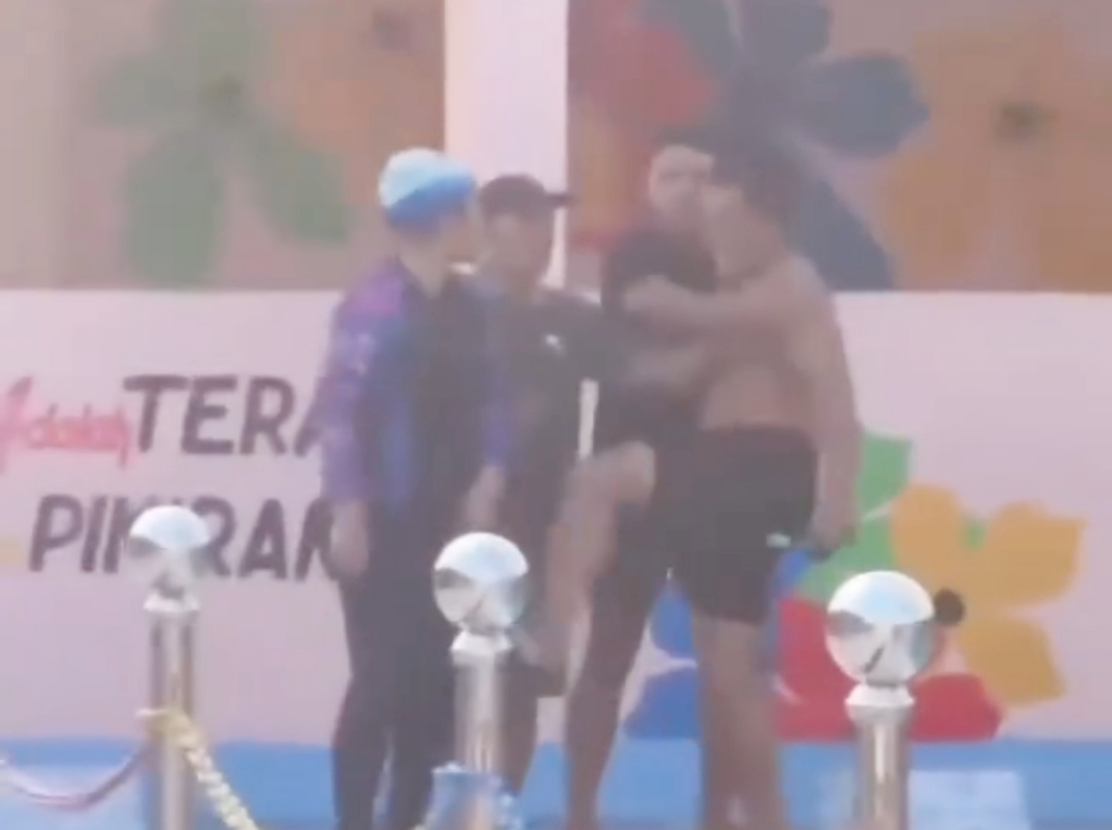Viral! Guru Wanita Pingsan di Kolam Renang usai Ditendang Pelatih Renang Pria Dibagian Alat Vitalnya