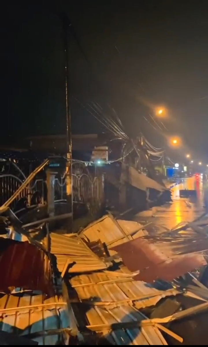 Angin Puting Beliung Terjang Pontianak Barat dan Pal 9 Kubu Raya, Rumah Warga Rusak Berat