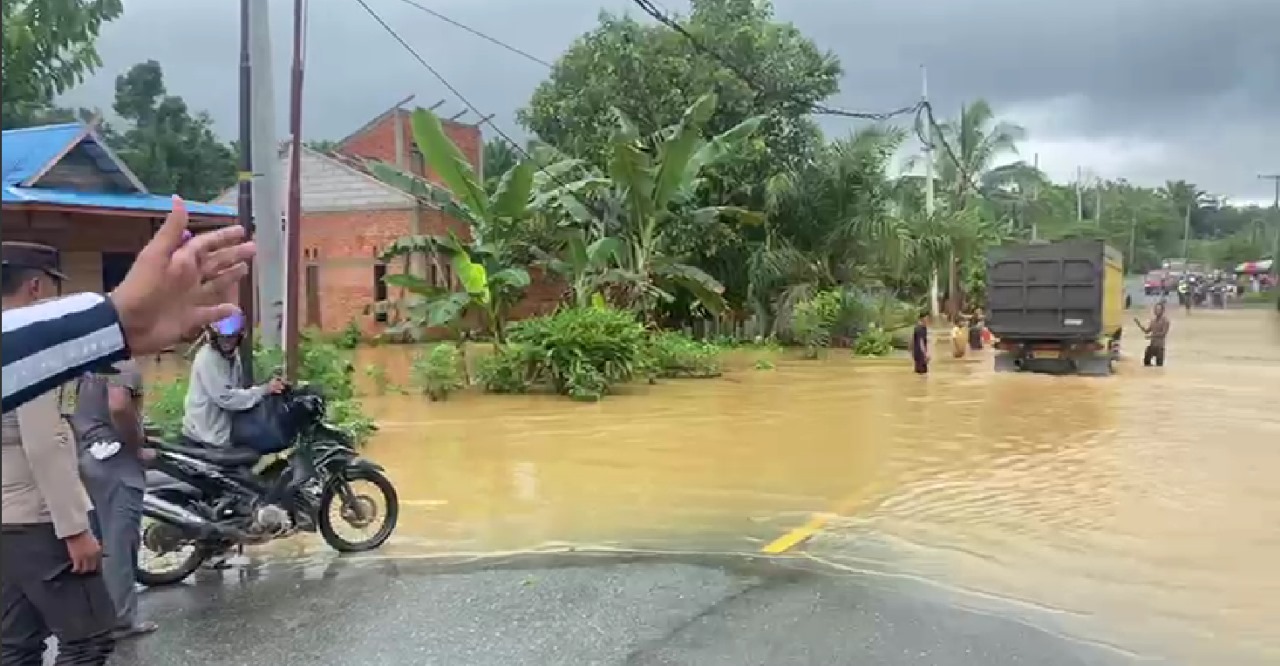 Banjir Putuskan Akses Jalan Menuju Kabupaten Penajam