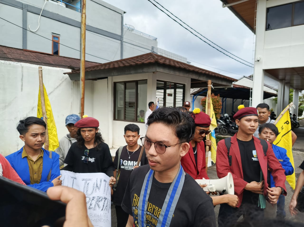 Solar Subdi Langka, Mahasiswa Gelar Protes Kantor Pertamina