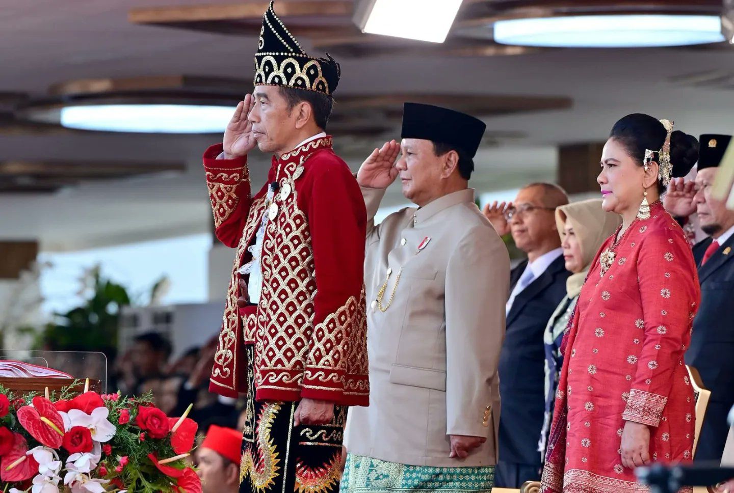 Jokowi Pimpin Penurunan Bendera di Dua Lokasi Tutup Peringatan HUT ke-79 RI