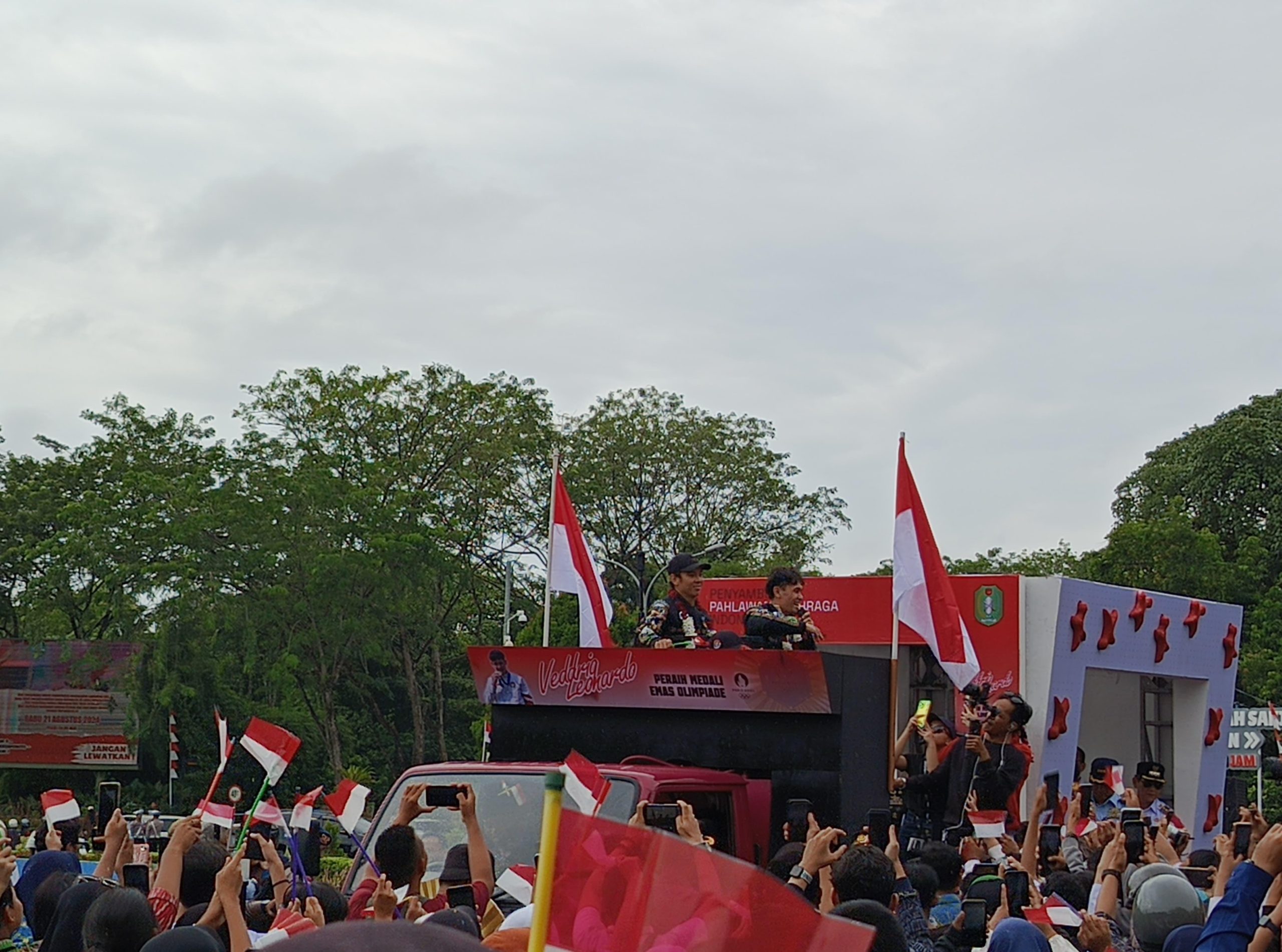 Warga Antusias Sambut Kedatangan Veddriq dan Bernard di Pontianak
