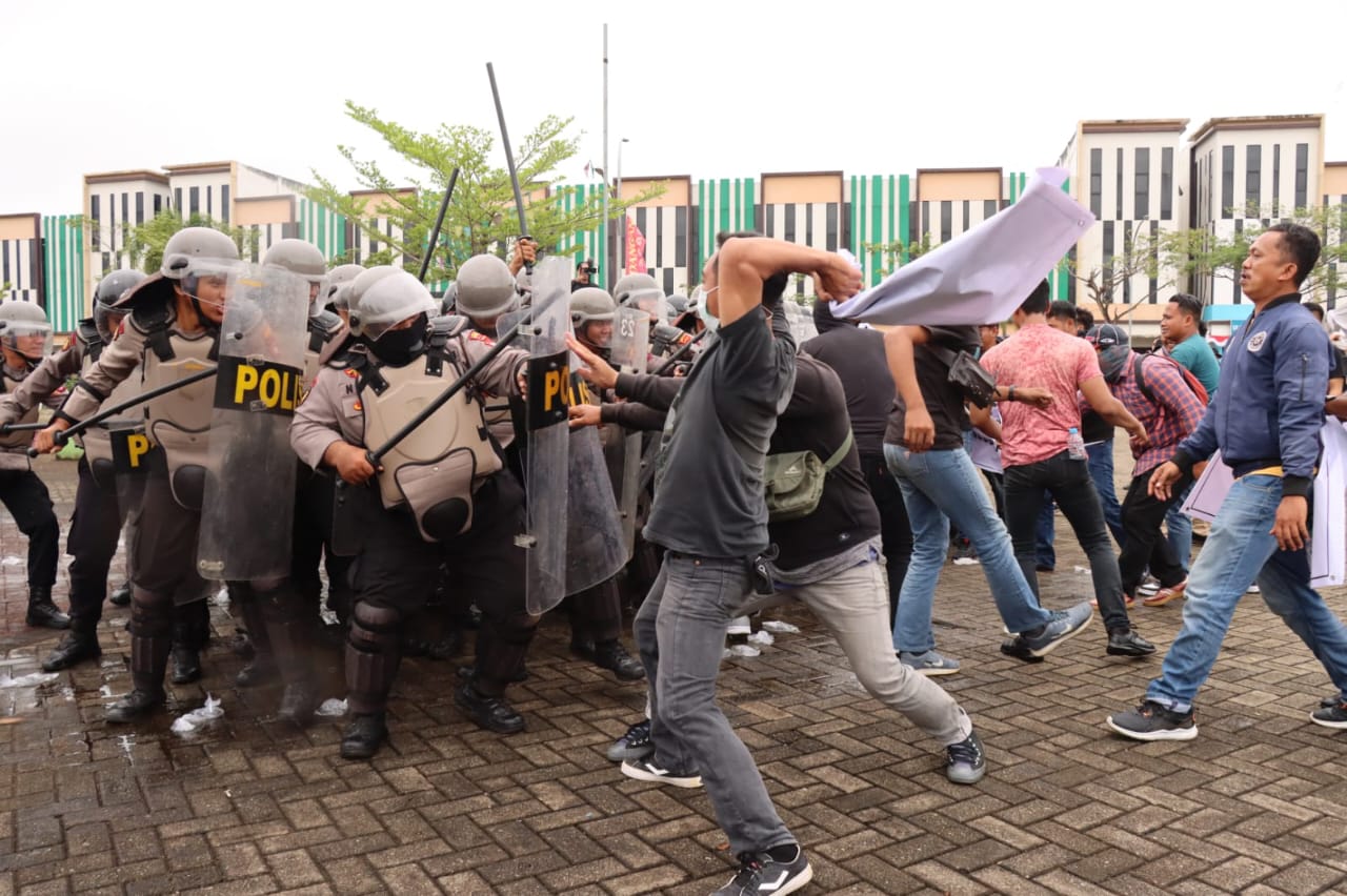 Ratusan Massa Rusuh Protes Putusan KPU, Polres Kubu Raya Kendalikan Keadaan dalam Pelatihan Sispamkota