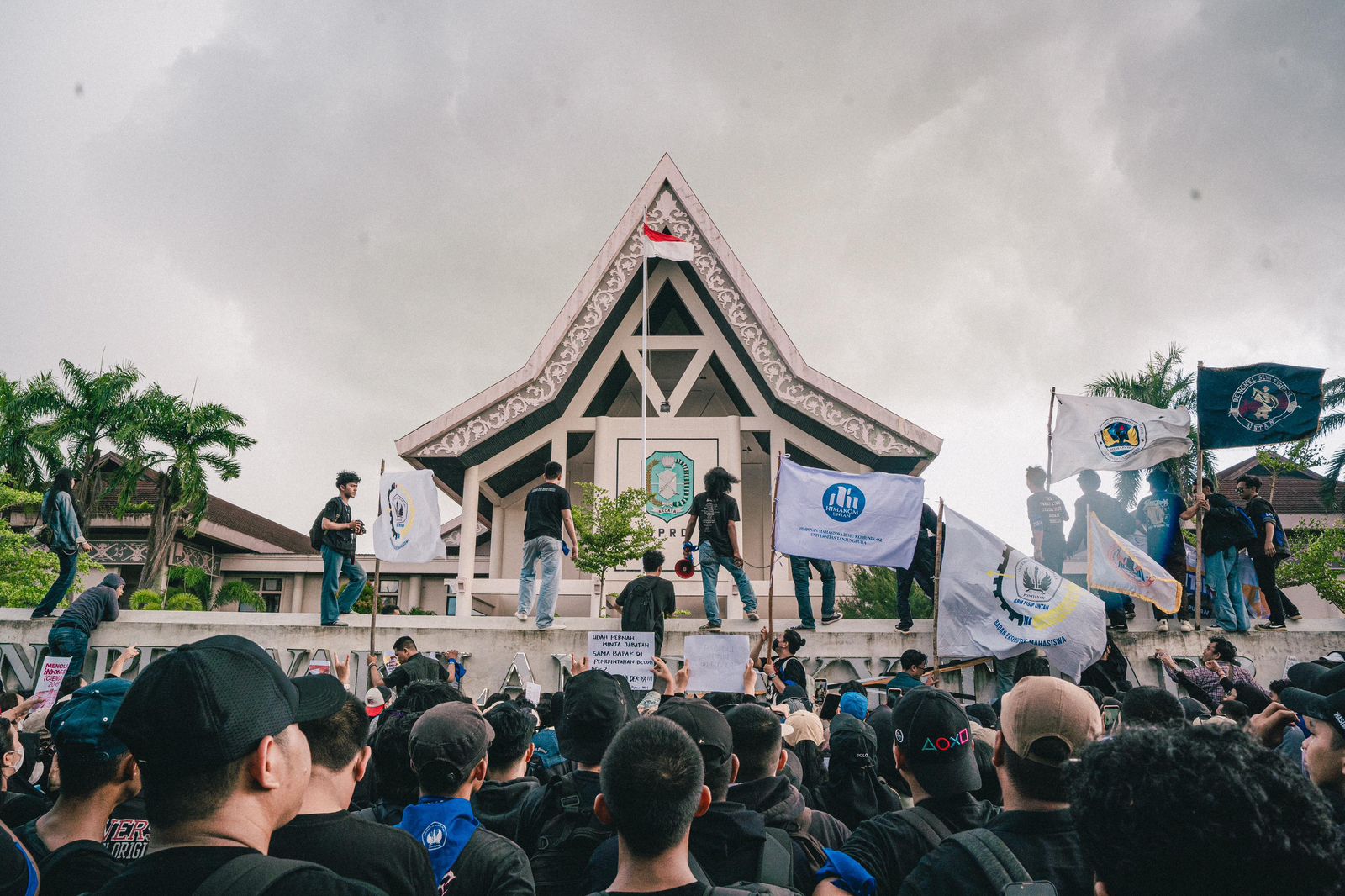 Turunkan 1.017 Massa Aksi: Ketua BEM FISIP Walkout dari DPRD Tolak Audiensi Tertutup