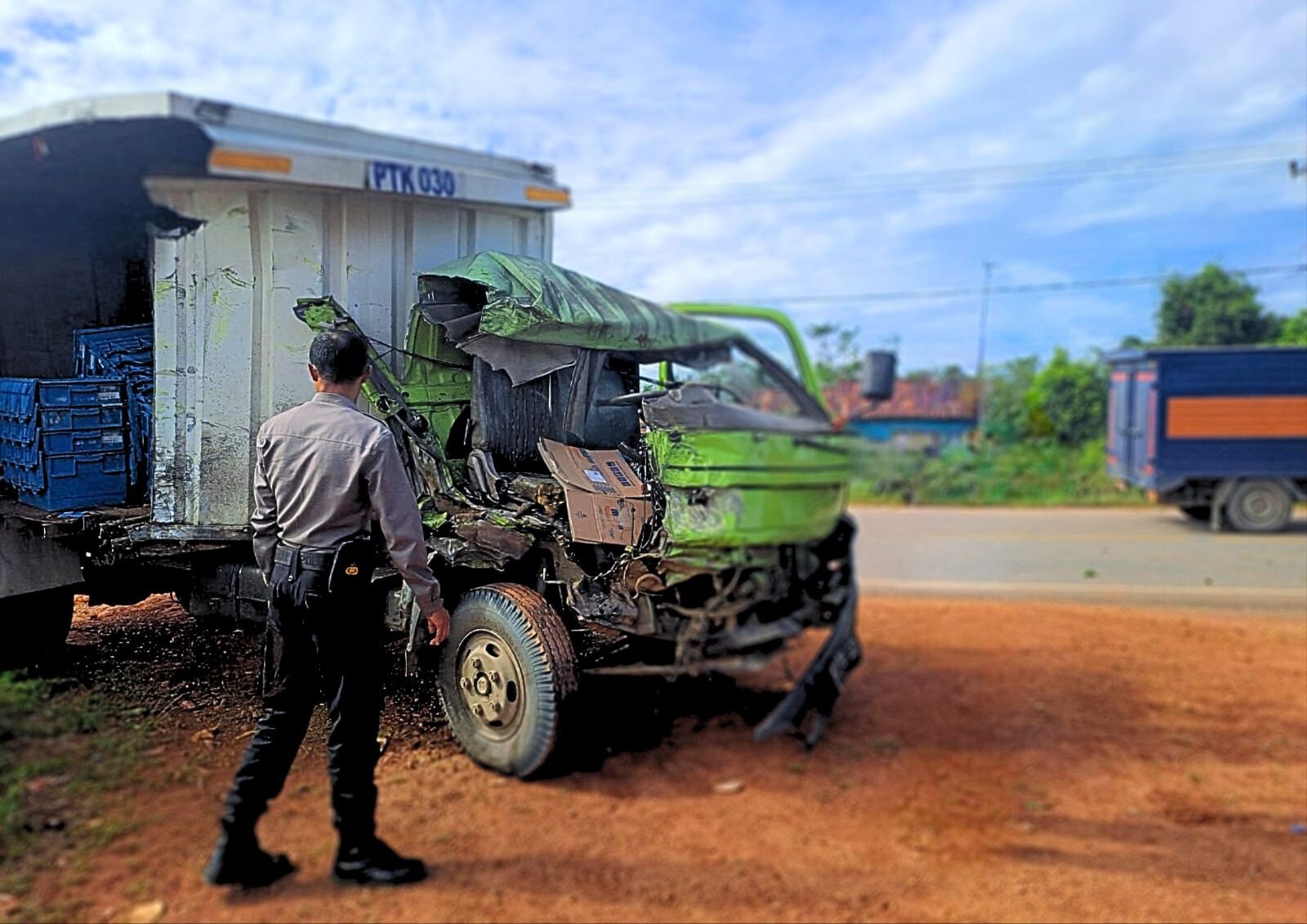 Supir Hilang Kendali, Mobil Box Hantam Dump Truck di Kilometer 46 Lintang Batang