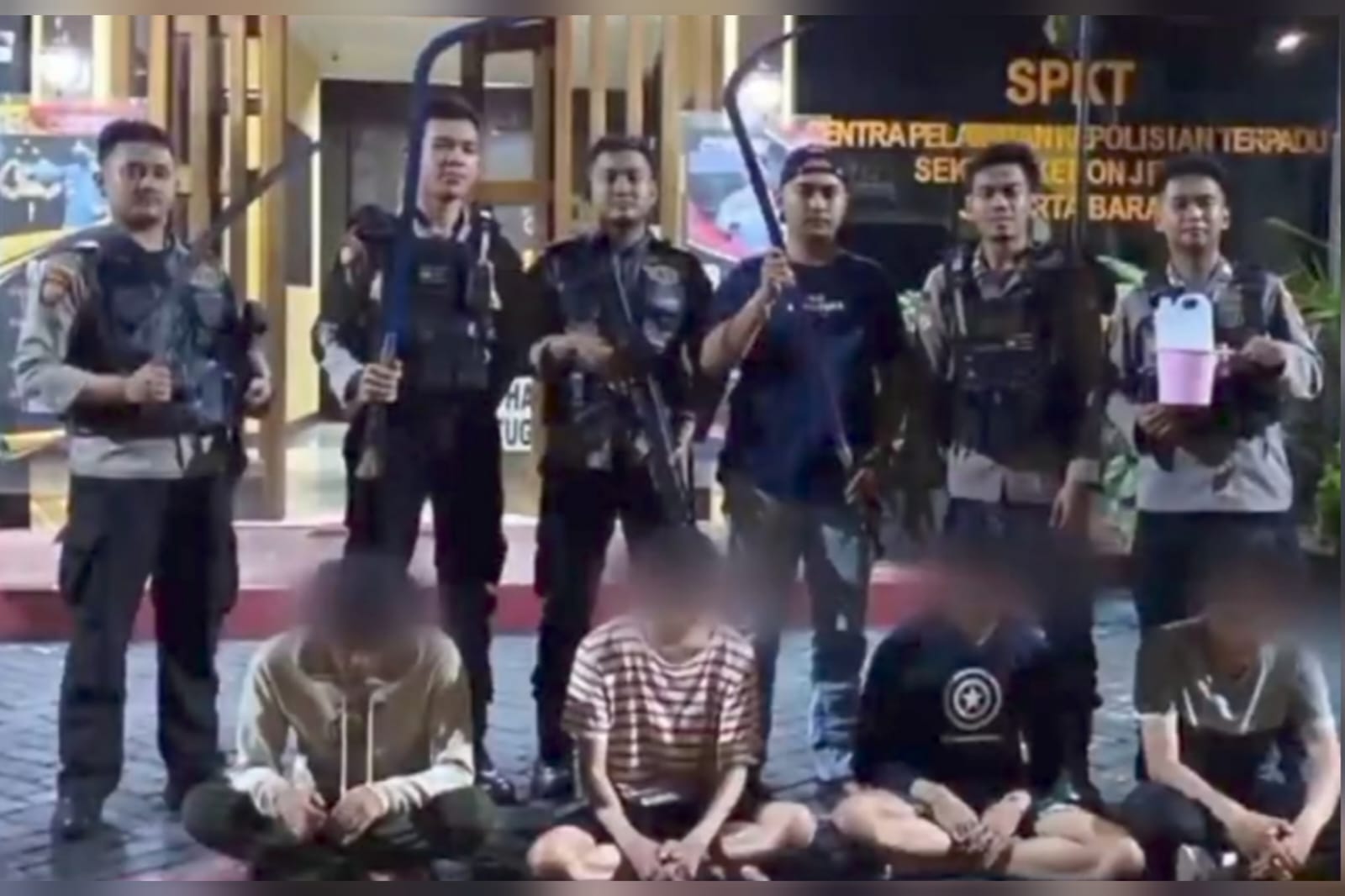 4 Remaja Diamankan, Polisi Temukan Sajam dan Jerigen Berisi Air Keras