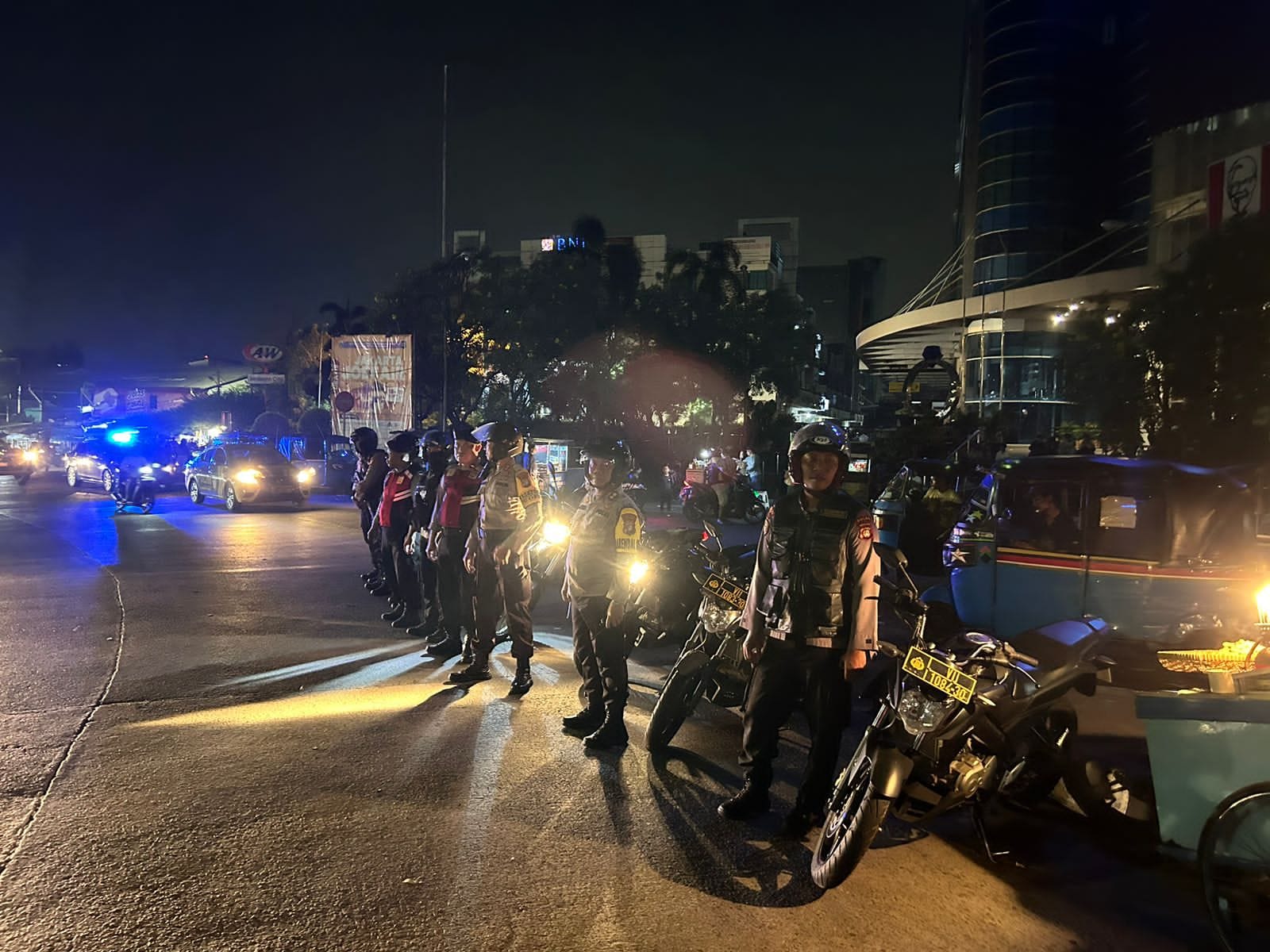 Ciptakan Rasa Aman, Polres Metro Jakarta Barat Gelar Patroli Skala Besar