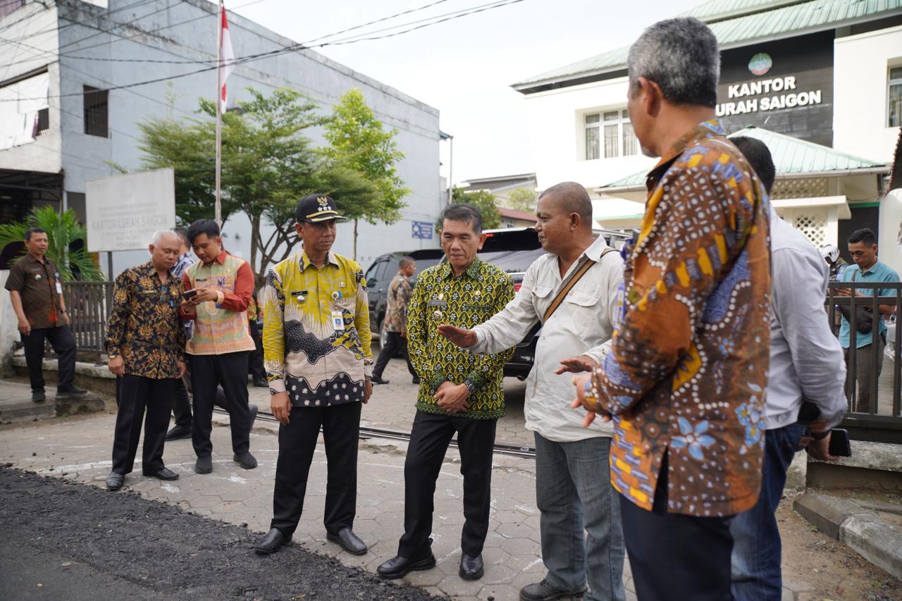 Ani Sofian Tinjau Peninggian Aspal Jalan Tanjung Raya II