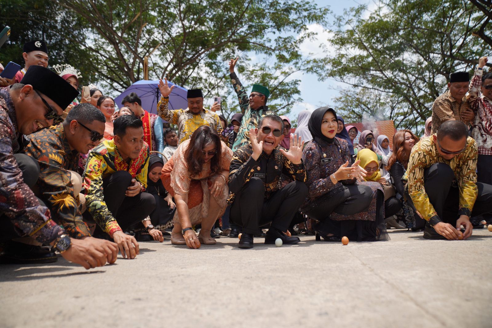 Pengunjung Pesona Kulminasi Matahari Antusias Dirikan Telur