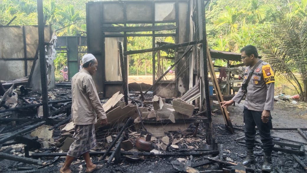 Lalai Matikan Kompor, Rumah Lansia Ludes Dilahap Api