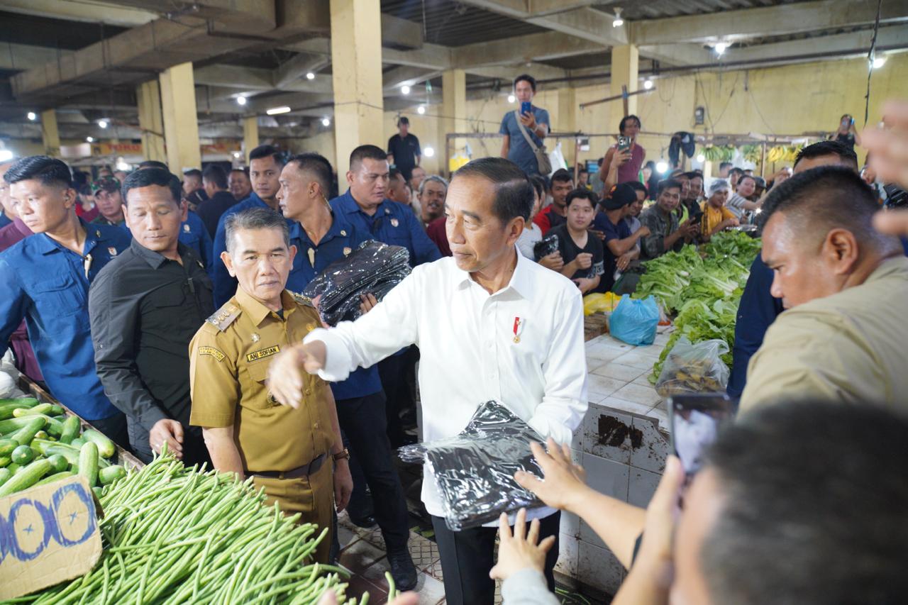 Ke Pasar Mawar, Jokowi Sebut Harga Pangan di Pontianak Baik