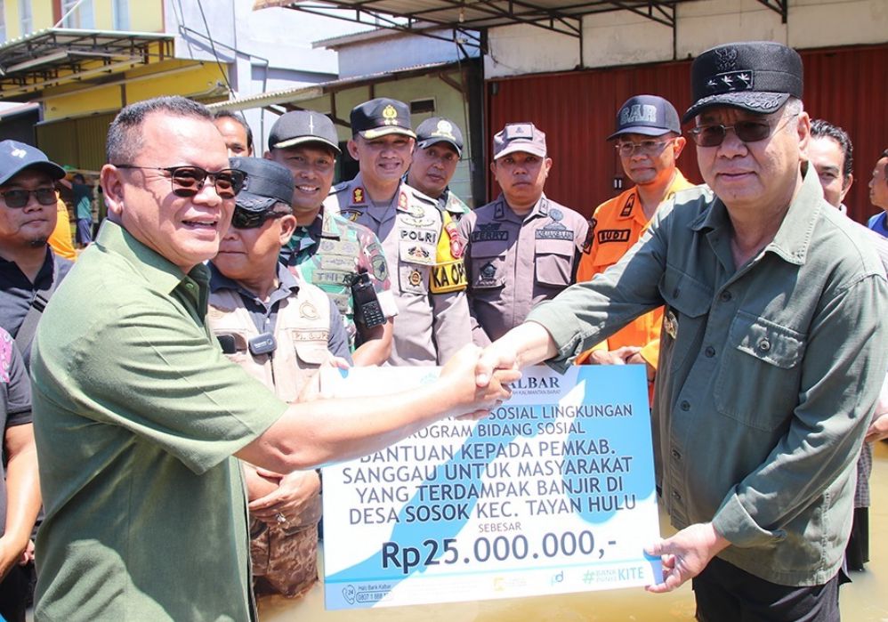 Bank Kalbar Salurkan Bantuan untuk Korban Banjir di Sosok