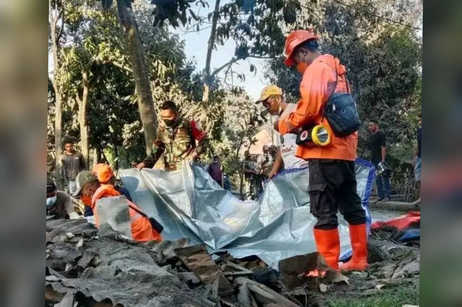 Letusan Gunung Lewotobi Laki-laki Tewaskan 10 Orang, Satu Keluarga Tertimpa Batu Besar