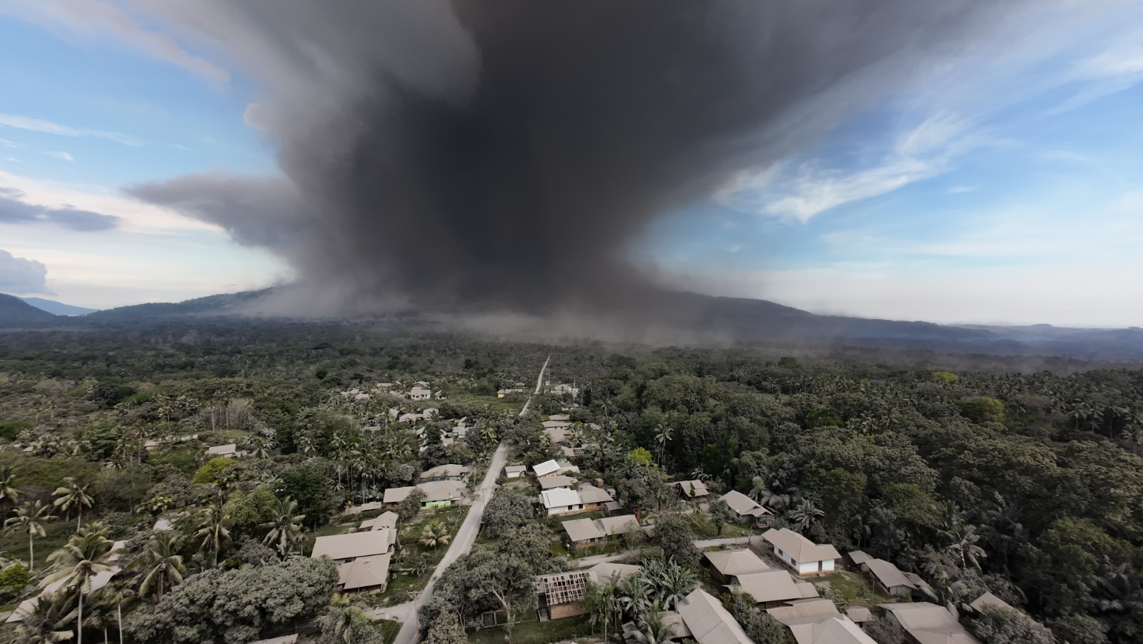 Gunungapi Lewotobi Laki-laki Kembali Erupsi, Pemerintah Himbau Warga Bertahan di Pengungsian