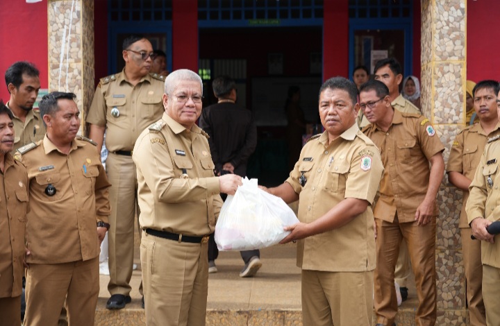 Harisson Salurkan Paket Sembako kepada Daerah Rawan Pangan,Sembari Pesankan ASN Harus Netral di Pilkada